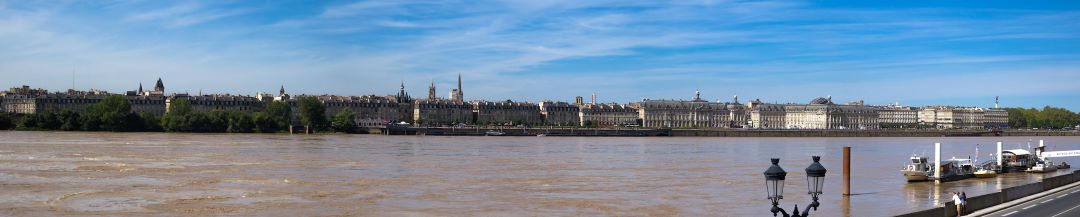 Le fleuve de la garonne à Bordeaux en Gironde